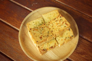 sarımsak ve bitki ekmek