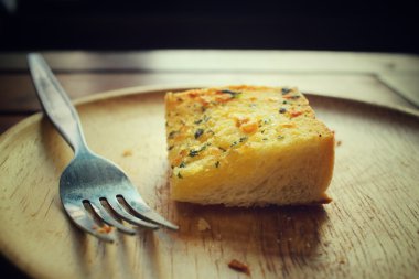 sarımsak ve bitki ekmek