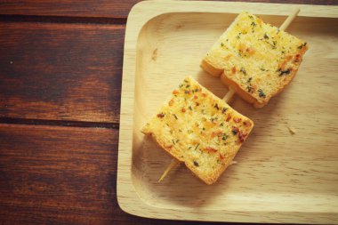 sarımsak ve bitki ekmek