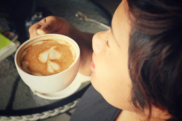 Mulher beber xícara de café — Fotografia de Stock