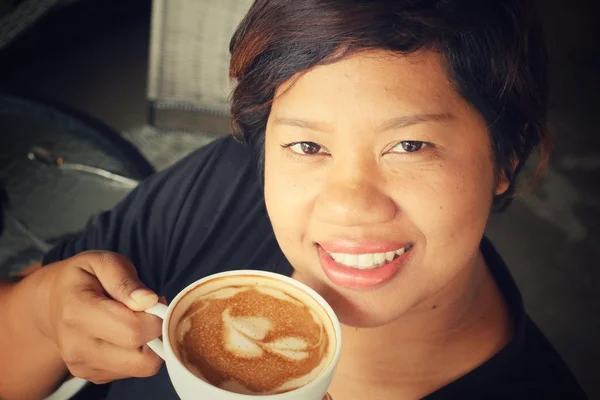 Mulher beber xícara de café — Fotografia de Stock