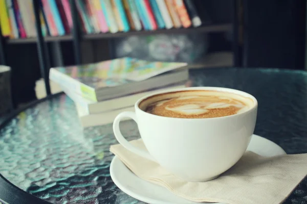 Vintage Latte Art Kaffee mit Buch — Stockfoto
