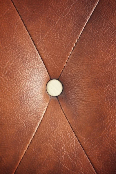 Винтажный коричневый кожаный диван — стоковое фото