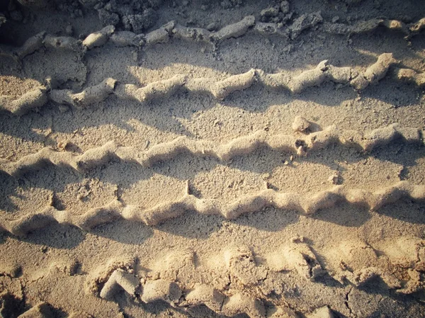 Huellas de ruedas en el suelo. — Foto de Stock