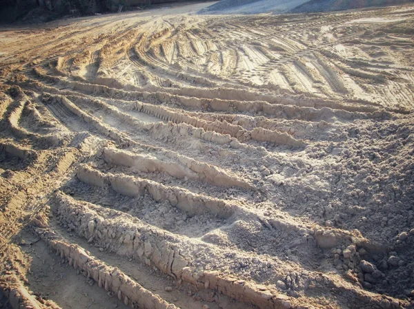 Pistes de roues sur le sol. — Photo