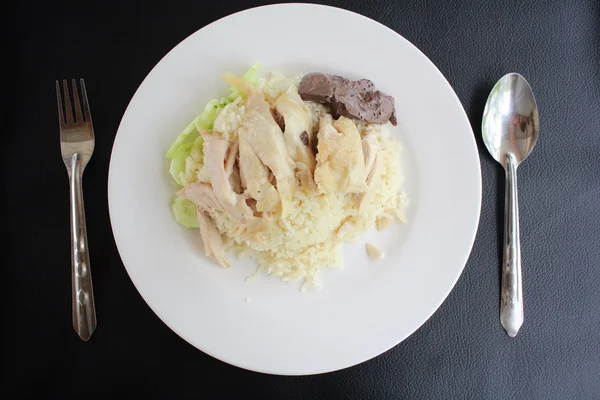 Kanan kanssa höyrytetty riisi — kuvapankkivalokuva