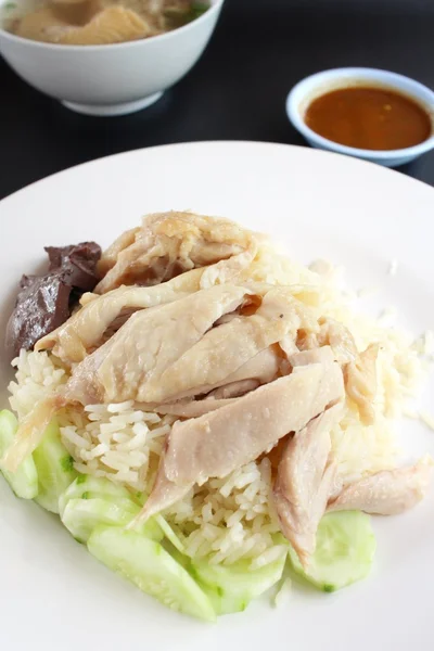Рис на пару с курицей — стоковое фото