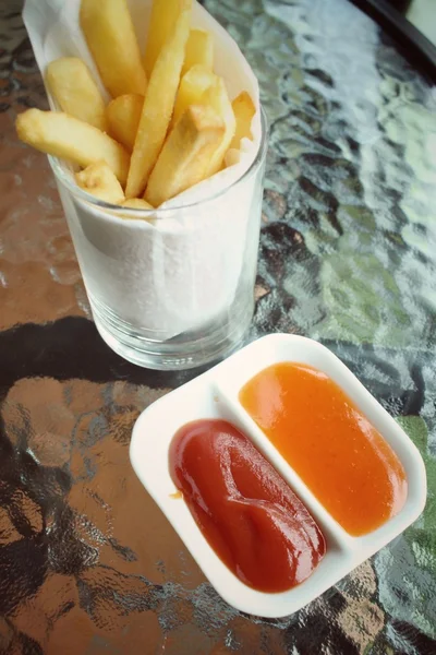 Pommes mit Ketchup — Stockfoto