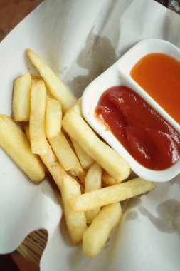 Ketçaplı patates kızartması.