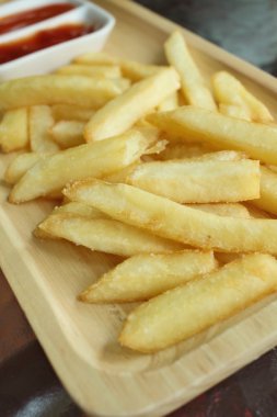 Ketçaplı patates kızartması.