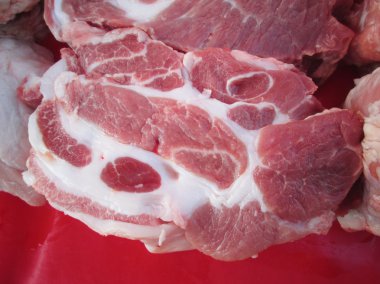 pişmemiş domuz eti