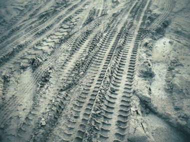 Topraktaki tekerlek izleri.