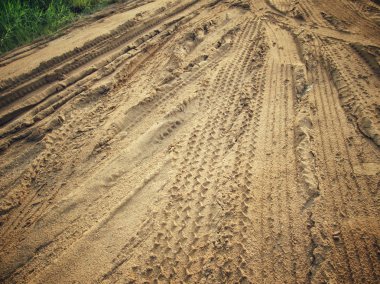 Topraktaki tekerlek izleri.
