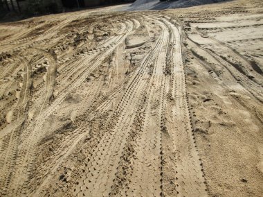 Topraktaki tekerlek izleri.