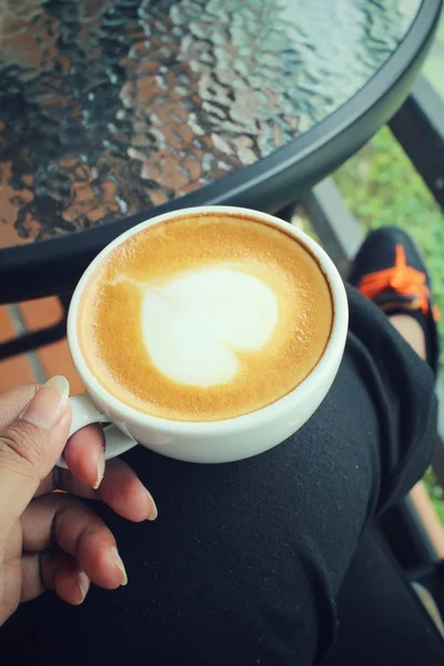 Πίνοντας καφέ latte art — Φωτογραφία Αρχείου