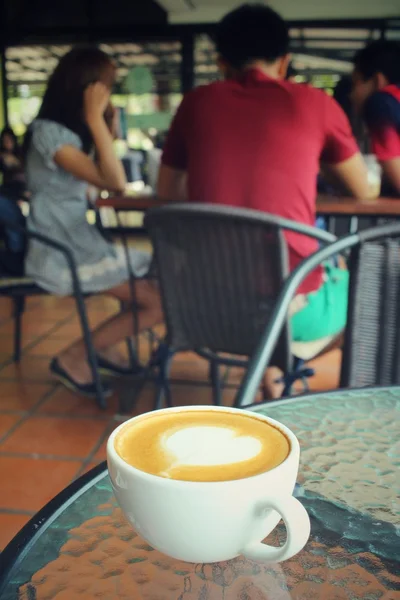 Vintage latte art kaffe på café — Stockfoto