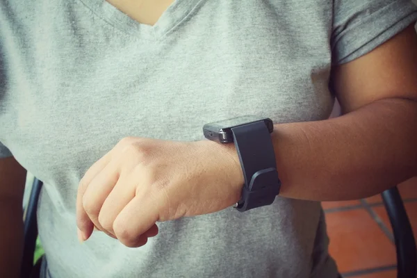 Frauenhände mit Smartwatch — Stockfoto