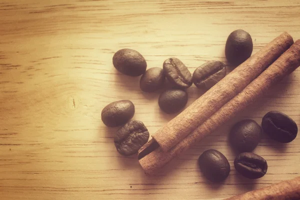 Roasted coffee beans and cinnamon — Stock Photo, Image