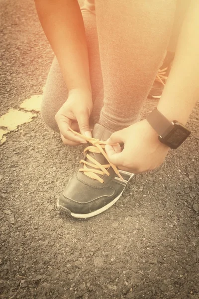 Woman and sneaker with smartwatch — Stock fotografie