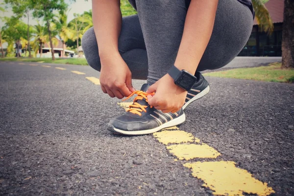 Frau und Turnschuh mit Smartwatch — Stockfoto