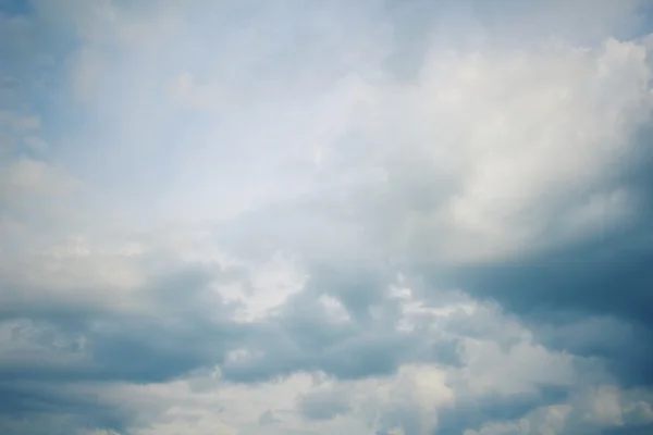 Бушующие облака весной - облака — стоковое фото