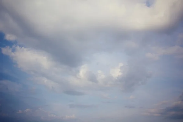Nuvole tempestose in primavera - cielo coperto — Foto Stock
