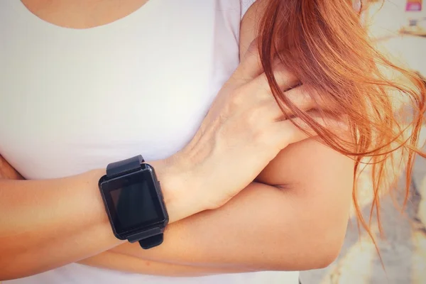 Mujer mano con smartwatch — Foto de Stock