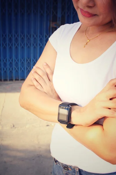 Mulher mão com smartwatch — Fotografia de Stock