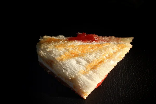 Toast chleb z dżemem truskawkowym — Zdjęcie stockowe