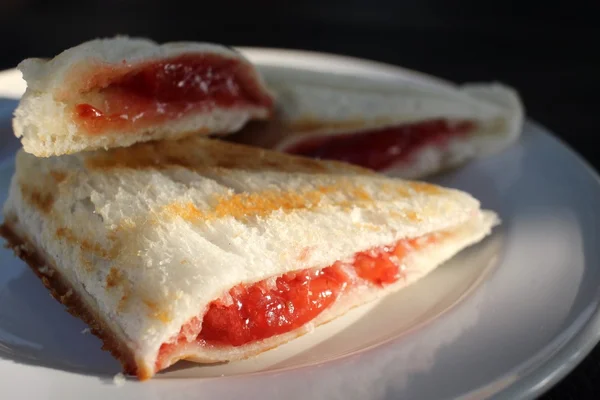 Pan tostado con mermelada de fresa — Foto de Stock