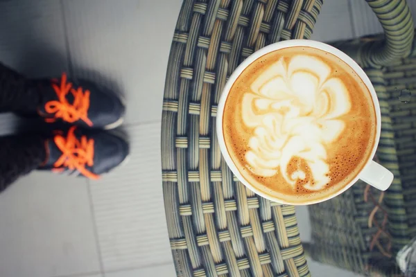 Селфі кави з взуттям — стокове фото
