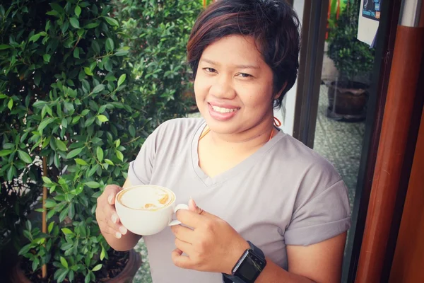Mulher bebendo xícara de café no café — Fotografia de Stock
