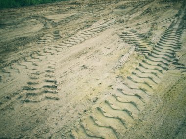 Topraktaki tekerlek izleri.