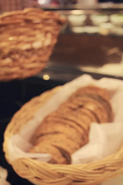 Desfocado de pão fresco na padaria — Fotografia de Stock