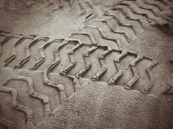 Huellas de ruedas en el suelo. —  Fotos de Stock