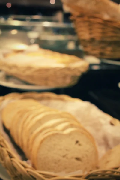 Frisches Brot im Bäckerladen verschwommen — Stockfoto