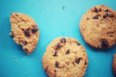 Çikolata parçacıklı kurabiye.