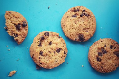 Çikolata parçacıklı kurabiye.