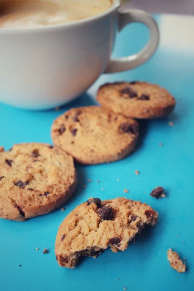 Chocolate chip cookies with coffee — Stock Photo, Image
