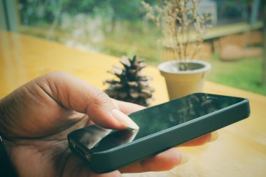 Akıllı telefon kullanan kadın