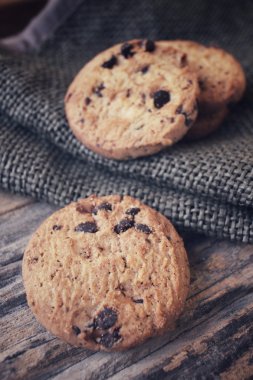 Çikolata parçacıklı kurabiye.