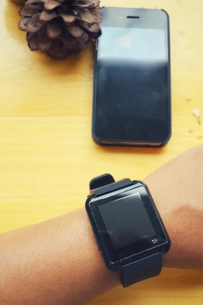 Smartwatch mit Smartphone — Stockfoto