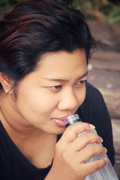 Πίνετε νερό γυναίκα — Φωτογραφία Αρχείου