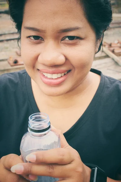 女性は、水を飲む — ストック写真