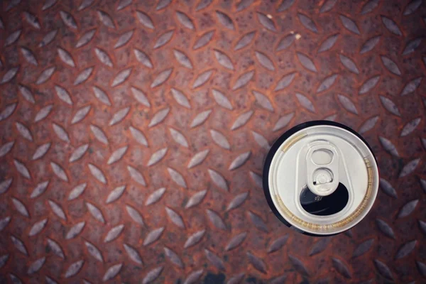 Latas de aluminio con la mano —  Fotos de Stock