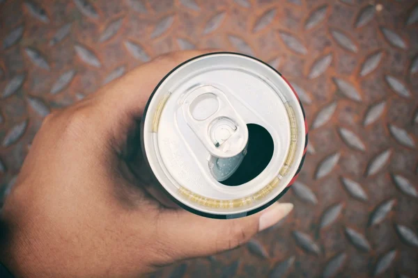 Aluminum can with hand — Stock Photo, Image