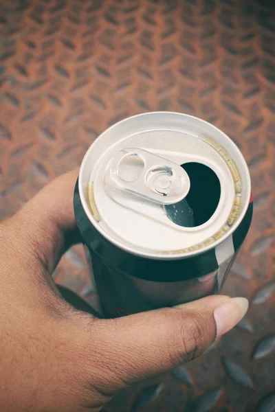 Aluminum can with hand — Stock Photo, Image