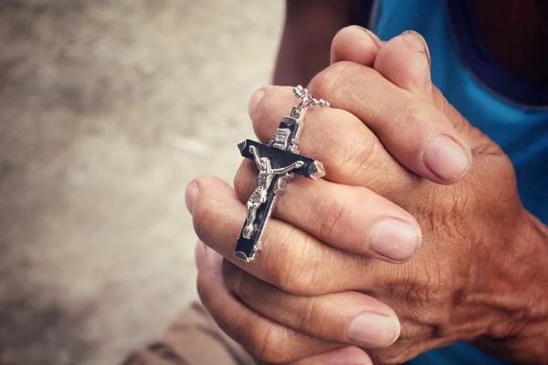 Mani anziane che pregano con croce — Foto Stock