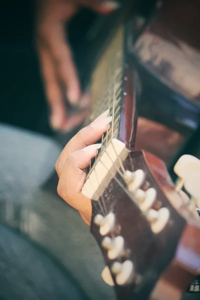 Frau spielt Gitarre — Stockfoto