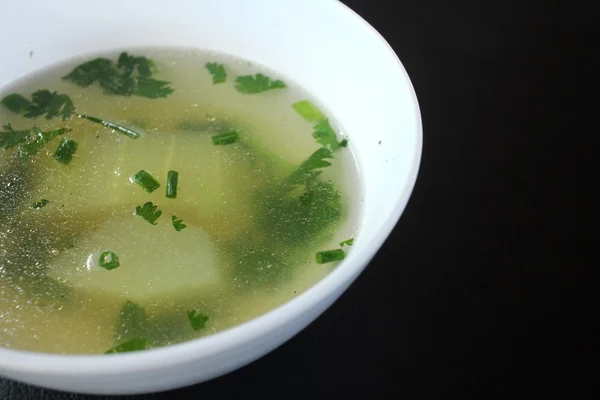 Perto de uma tigela caldo de sopa de frango — Fotografia de Stock